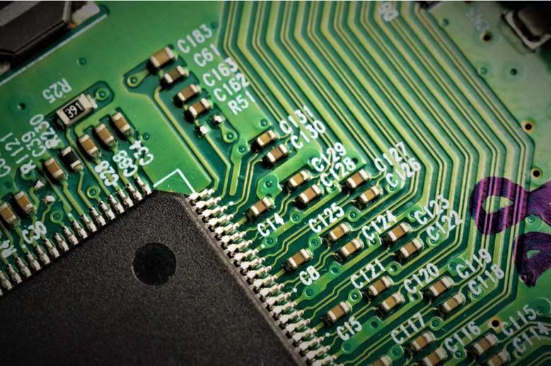 MLCC について知っておくべき 5 つのこと: サイズ、誘電体、その他